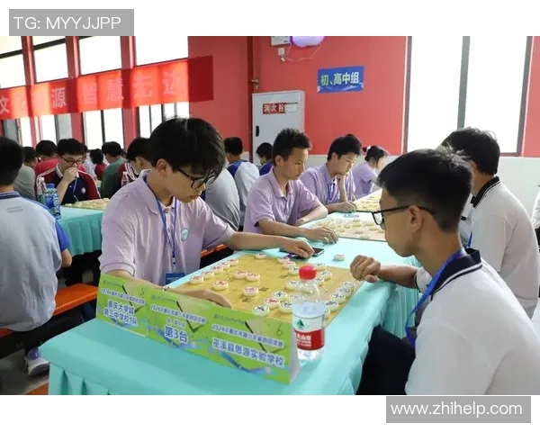 足球场上风云起 球星争锋诗意扬 描绘绿茵传奇梦