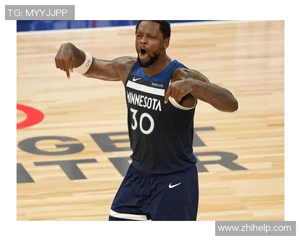 足球明星独特穿袜子方式引发球迷热议展现赛场个性与生活态度