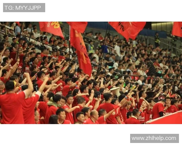 足球球星奋力回追展现拼搏精神激励球队逆境中坚持到底